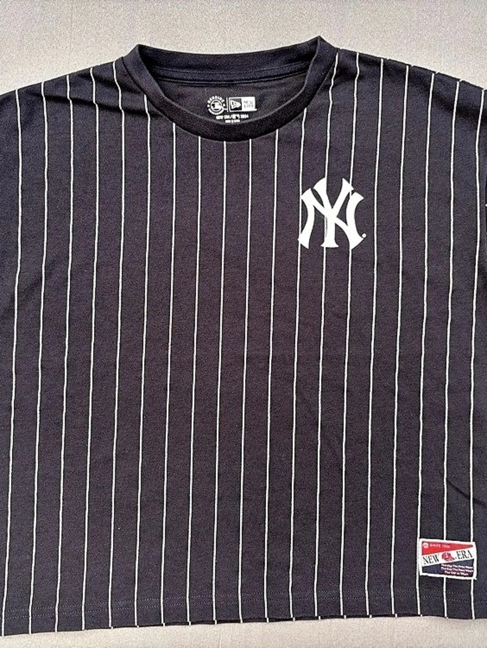 New Era New York Yankees Pinstripe Tee Pinstripe Tee in Gray & White Size Medium